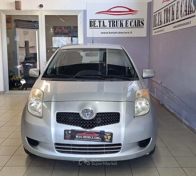 Usata Toyota Yaris Sol 69 CV (50 kW) 2007 Gray Utilitaria