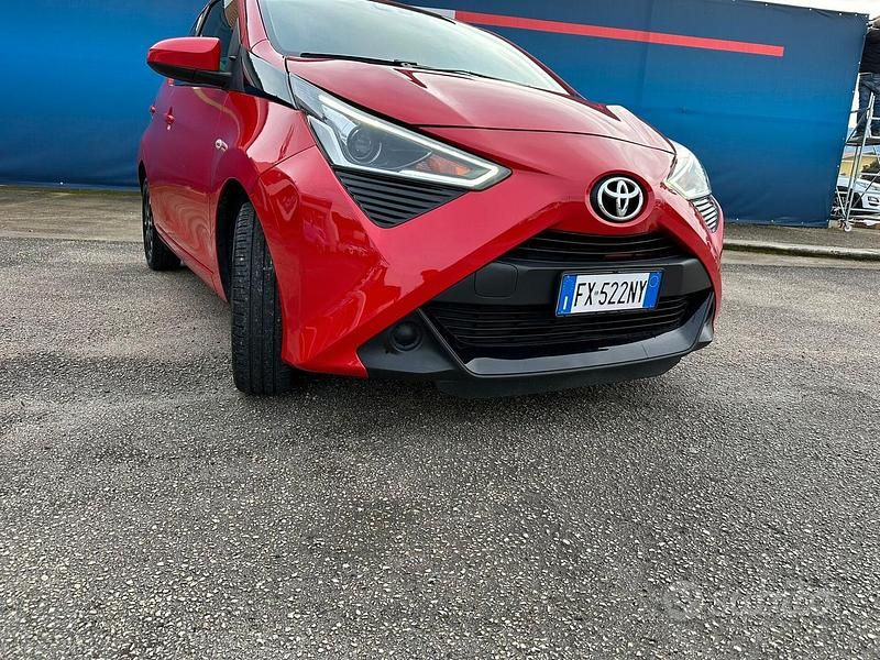 Usata Toyota Aygo X-cite 72 CV (52 kW) 2019 Rosso Utilitaria