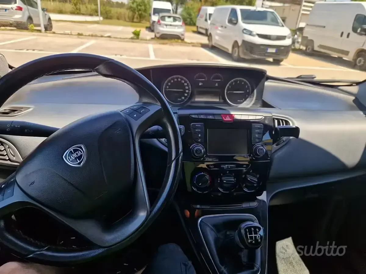 Usado Lancia Ypsilon 60 CV (44 kW) 2017 Gris Utilitario