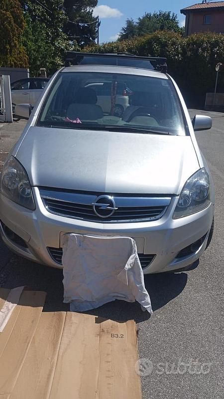 Grigio Usata 2011 Opel Zafira Monovolume | 4000 € (Super prezzo) - Immagine 1/4