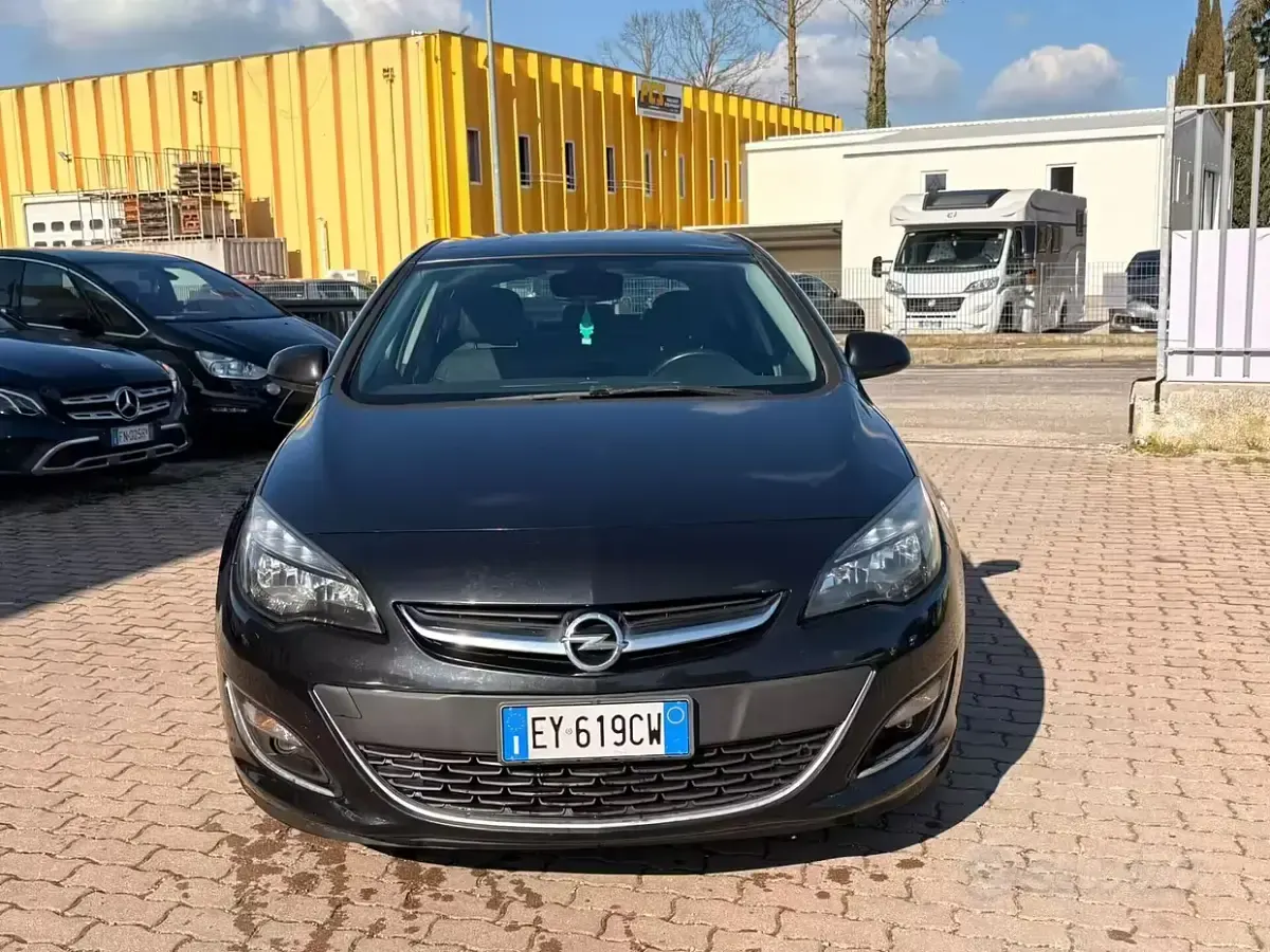 Käytetty Opel Astra Cosmo 110 HP (80 kW) 2015 Musta Sedan