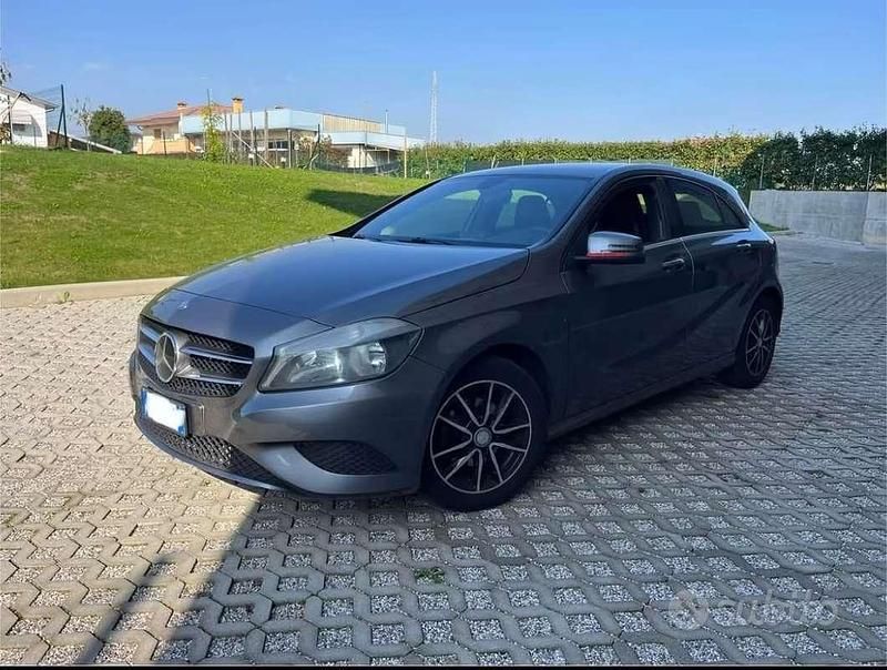Grigio Usata 2013 Mercedes A180 Executive Tre volumi | 9500 € (Cara) - Immagine 1/4