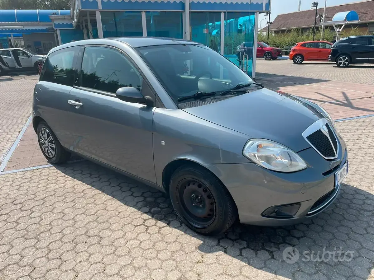 Usata Lancia Ypsilon 75 CV (55 kW) 2007 Bluazzurro Utilitaria
