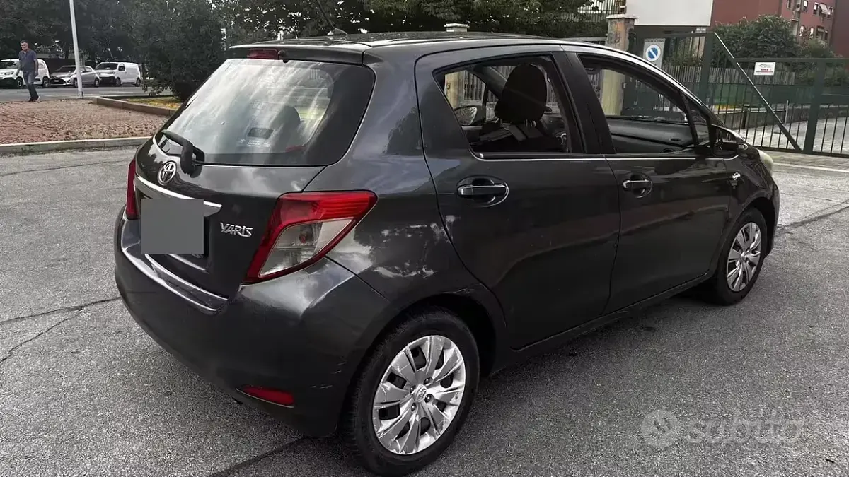 Usata Toyota Yaris 69 CV (50 kW) 2012 Grigio Utilitaria