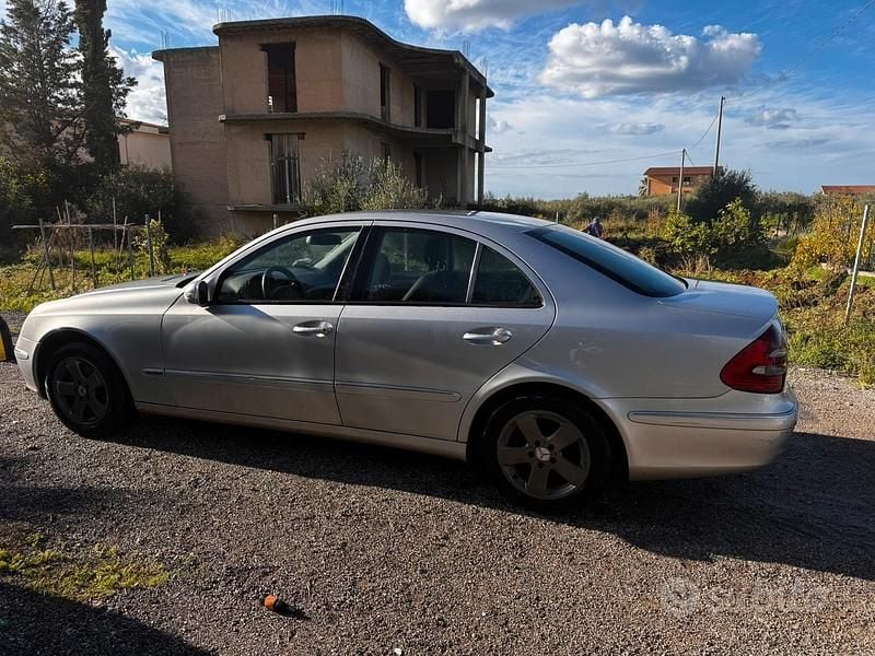 Usata Mercedes E220 Elegance 122 CV (89 kW) 2005 Grigio Berlina