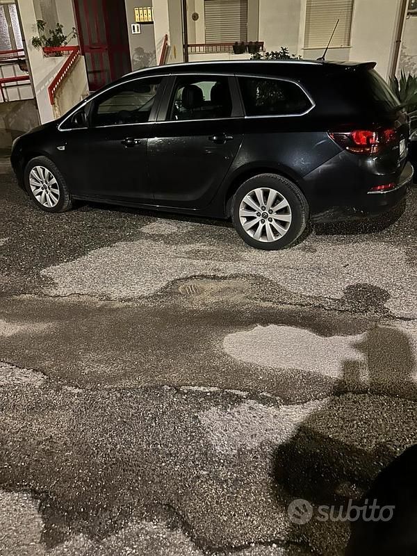 Nero Usata 2015 Opel Astra Station wagon | 5000 € (Buon prezzo) - Immagine 1/4
