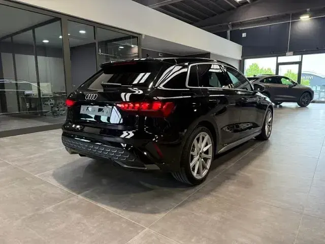 Usata Audi A3 Sportback e-tron S-Line 150 CV (110 kW) 2025 Nero metallizzato Utilitaria