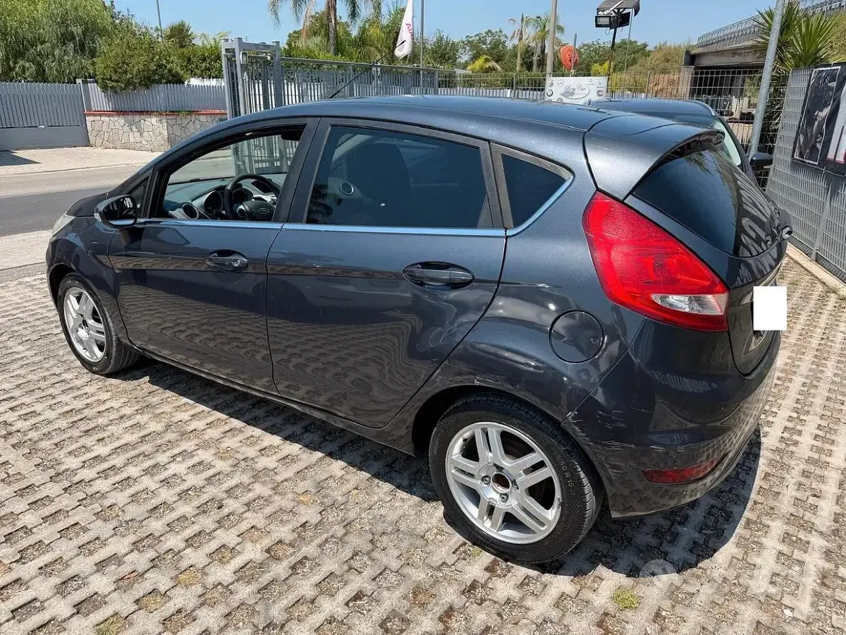 Usata Ford Fiesta Titanium 82 CV (60 kW) 2010 Grigio Berlina
