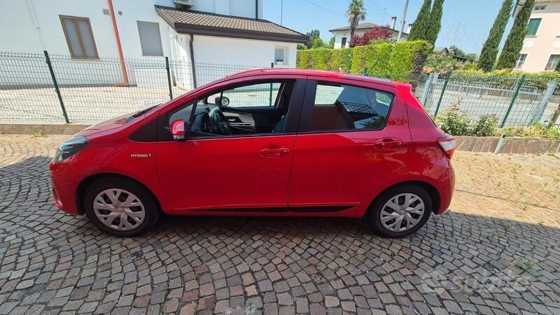 Usata Toyota Yaris Hybrid 73 CV (53 kW) 2018 Rosso Utilitaria