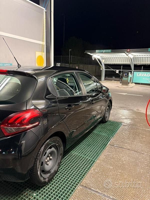 Usata Peugeot 208 68 CV (50 kW) 2017 Utilitaria