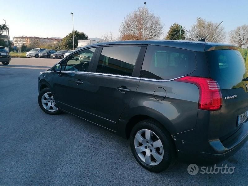 Usata Peugeot 5008 112 CV (82 kW) 2012 Grigio Monovolume