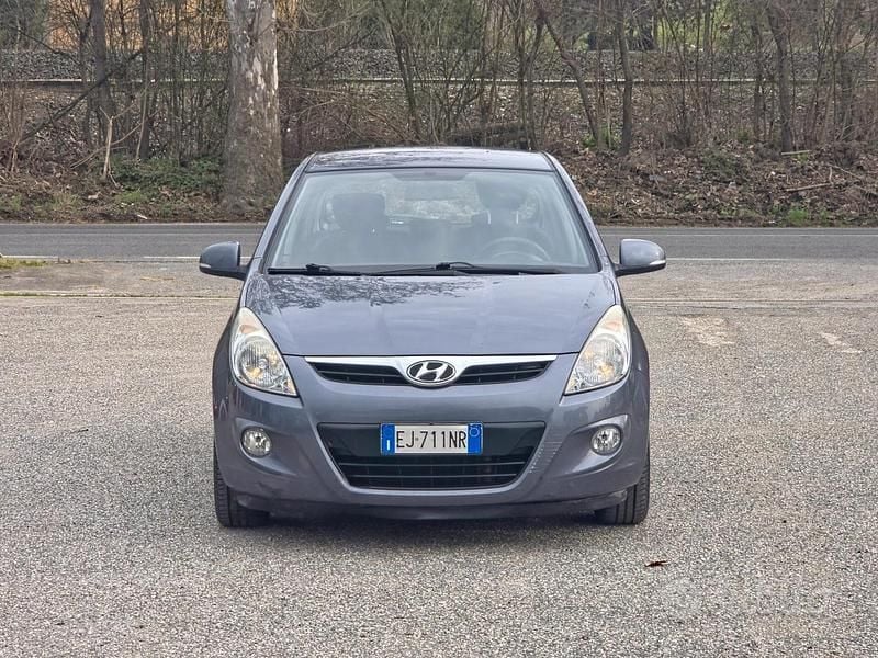 Usata Hyundai i20 Comfort 75 CV (55 kW) 2011 Grigio Utilitaria