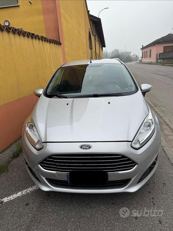 Usata Ford Fiesta 75 CV (55 kW) 2017 Grigio Berlina