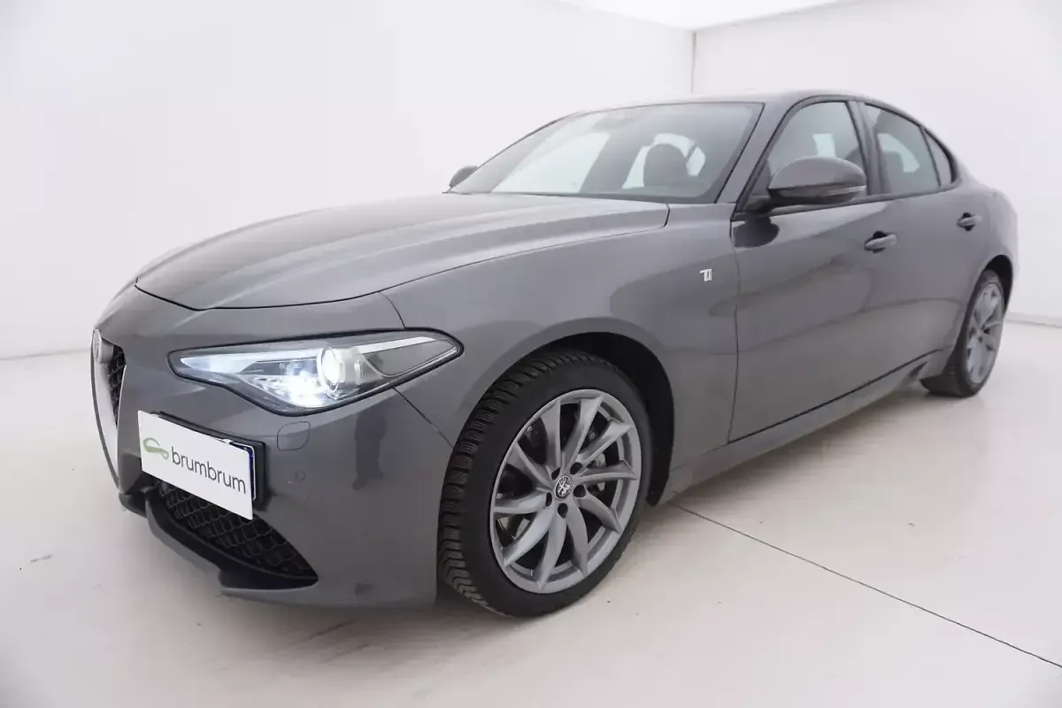 Usata Alfa Romeo Giulia 209 CV (153 kW) 2023 Grigiogrigio Berlina