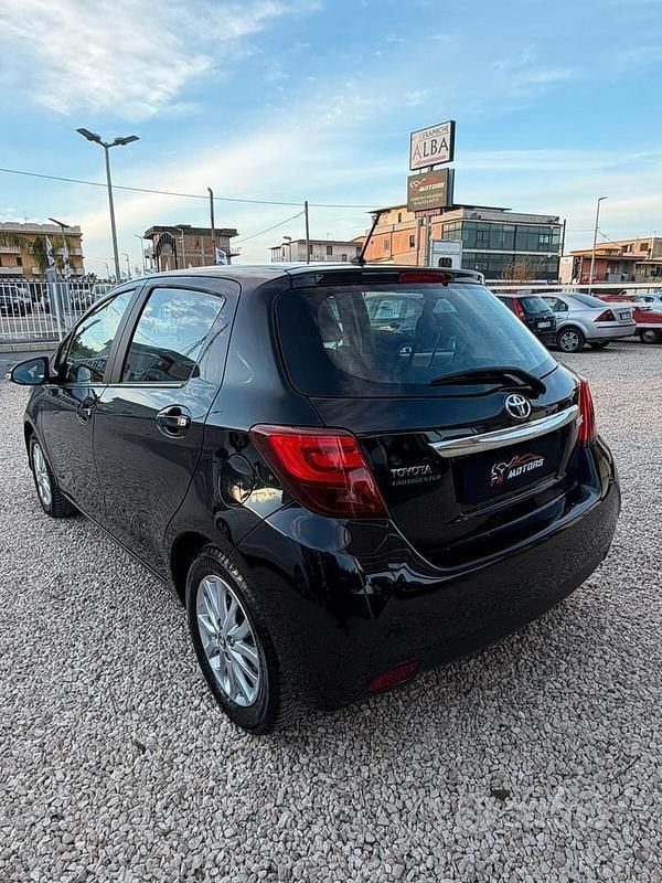 Usata Toyota Yaris Lounge 99 CV (72 kW) 2015 Nero Utilitaria
