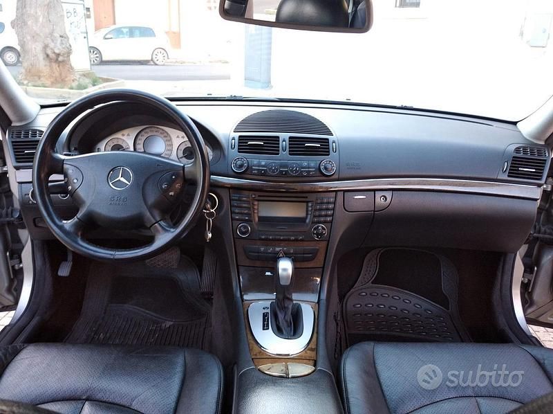 Usata Mercedes E270 Avantgarde 177 CV (130 kW) 2002 Grigio Berlina