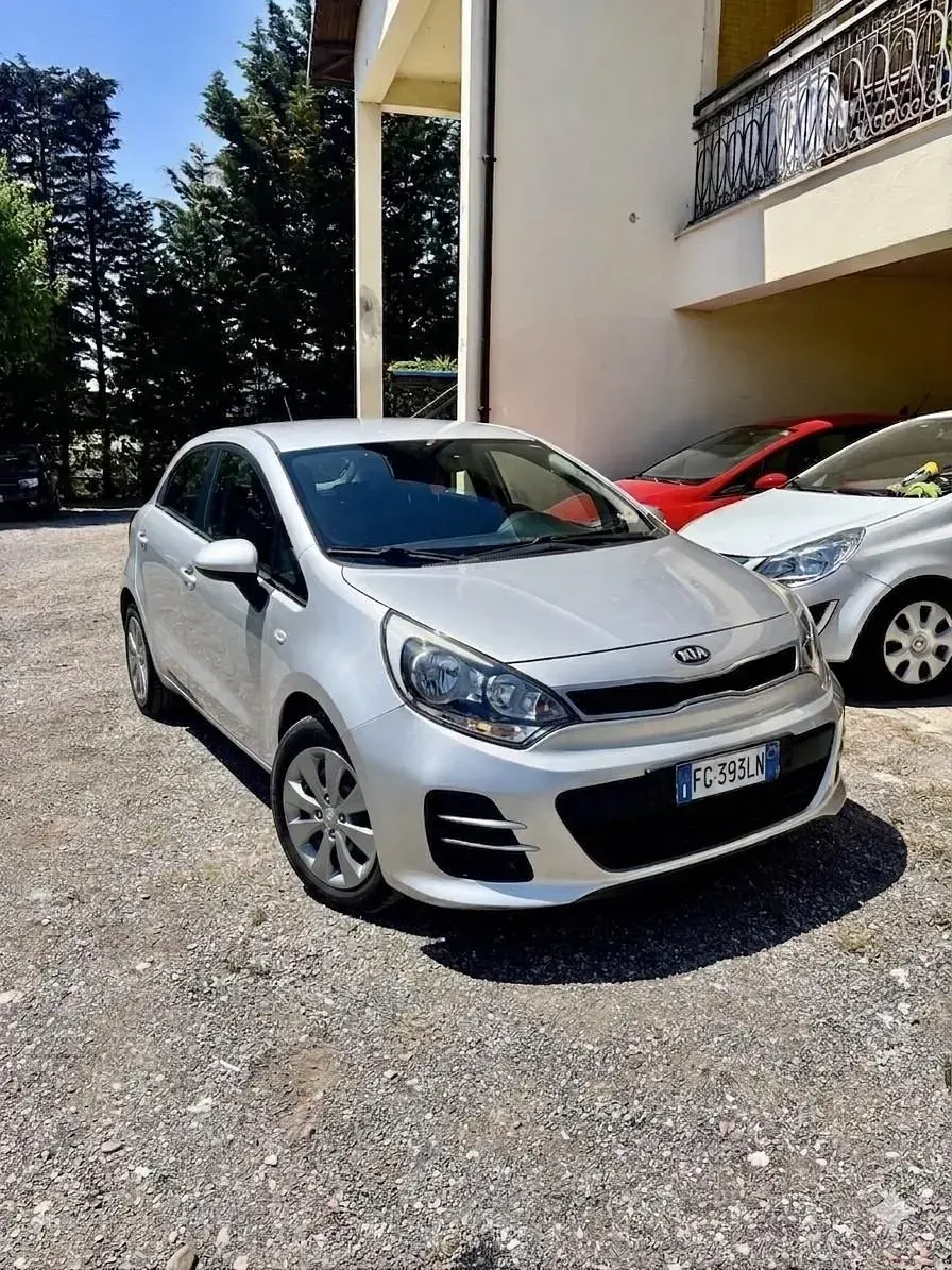 Usata Kia Rio Active 83 CV (61 kW) 2017 Argento Berlina