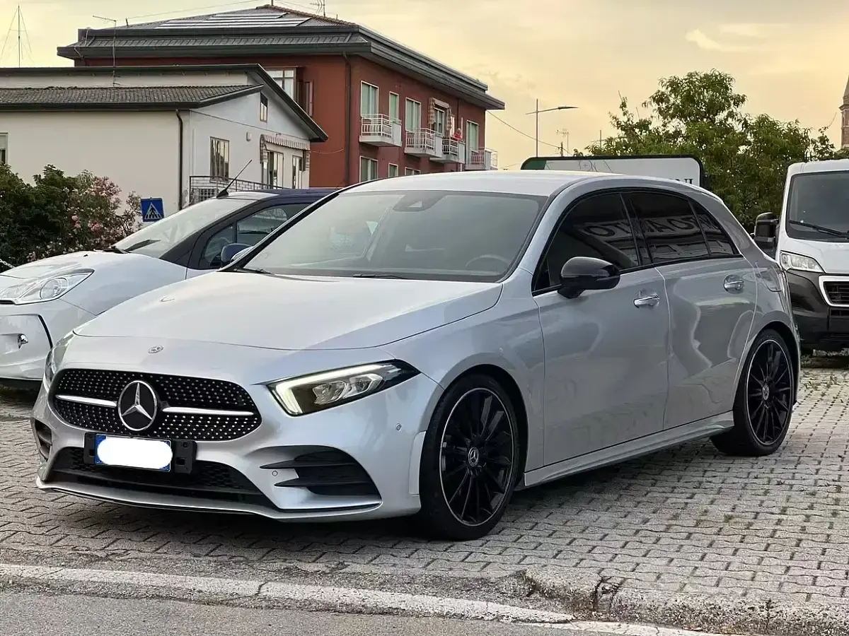 Usata Mercedes A180 Premium 116 CV (85 kW) 2019 Grigio Berlina