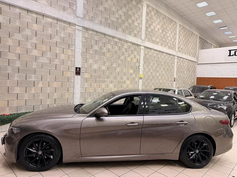 Usata Alfa Romeo Giulia 180 CV (132 kW) 2017 Grigio Berlina