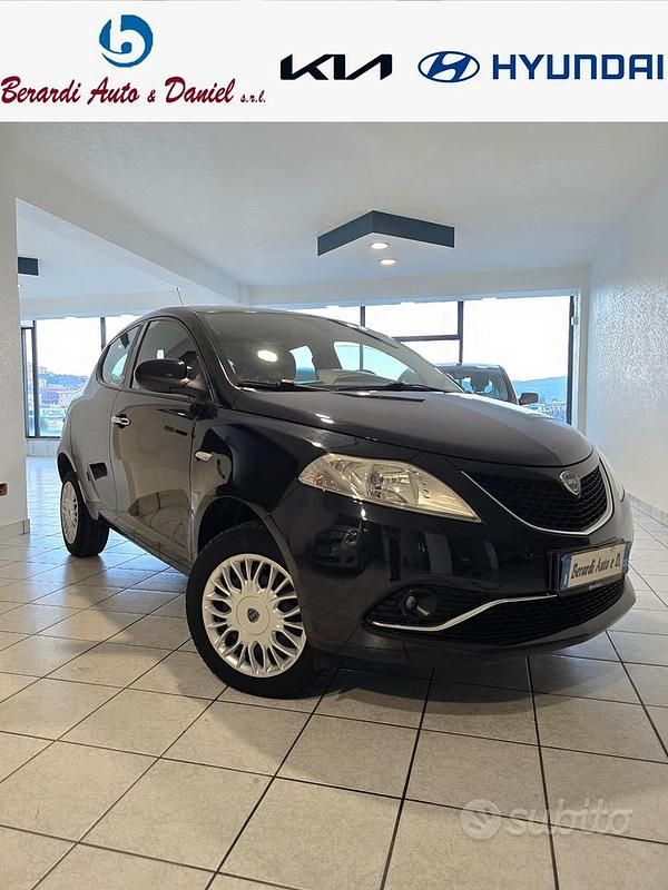 Usata Lancia Ypsilon Gold 85 CV (62 kW) 2016 Nero Utilitaria