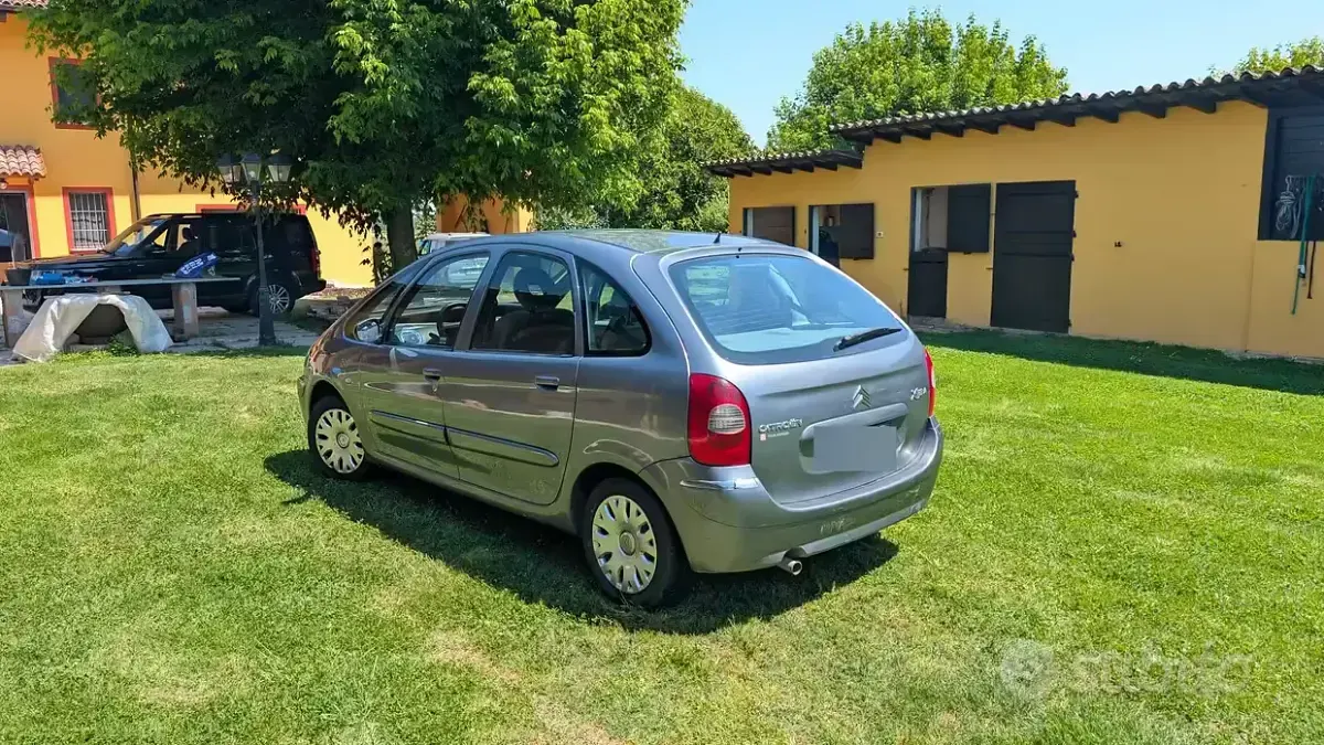 Usata Citroën Xsara Picasso 95 CV (69 kW) 2004 Grigio Monovolume