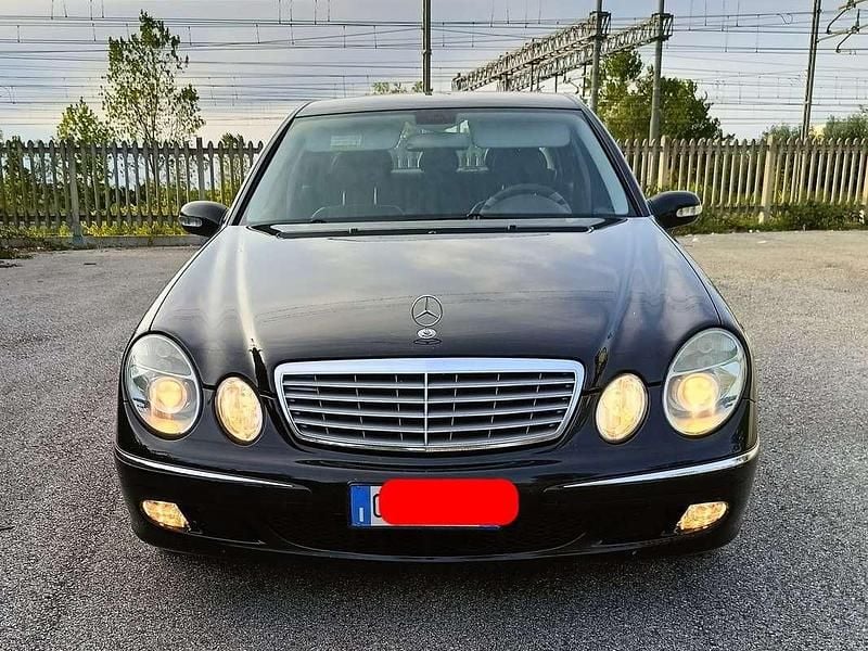 Nero Usata 2006 Mercedes E280 Elegance Tre volumi | 7100 € (Cara) - Immagine 1/4