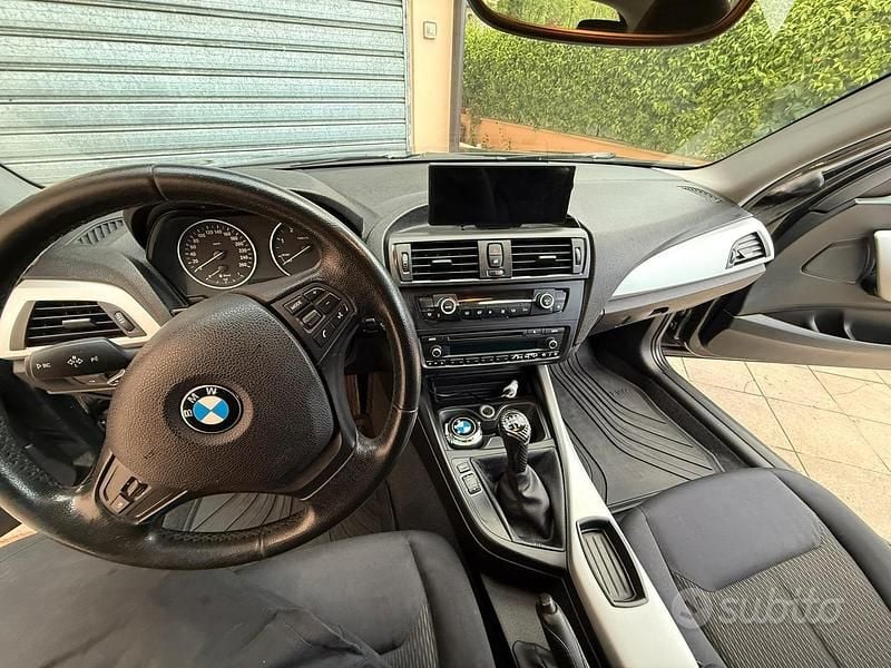 Begagnad BMW 118 2013 Svart Halvkombi