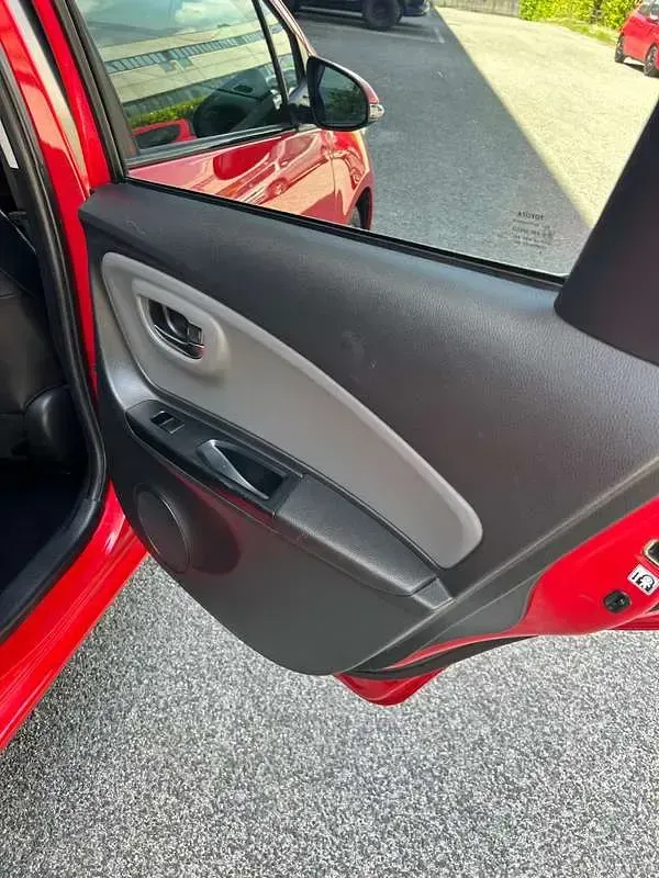 Second-hand Toyota Yaris Style 90 CP (66 kW) 2015 Roșu Hatchback