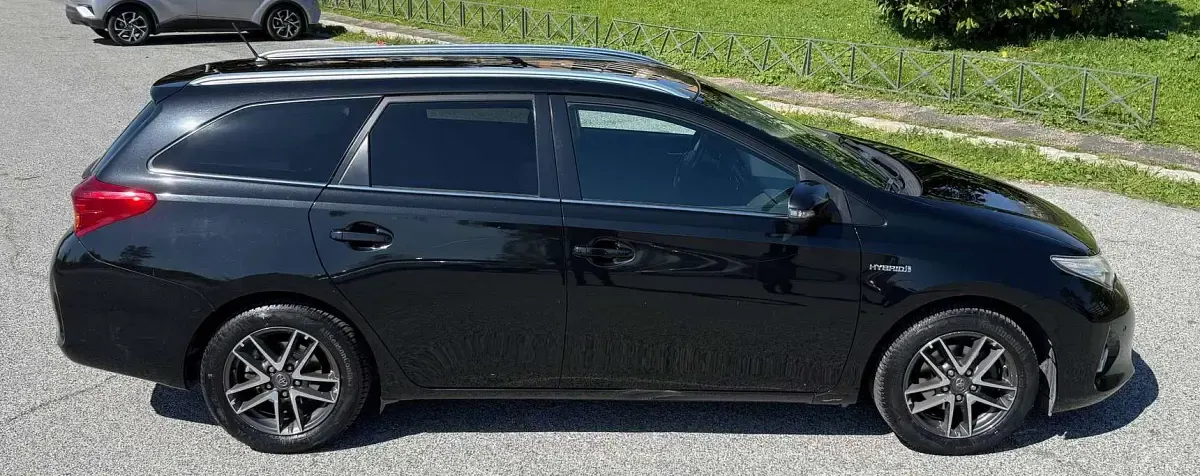 Usata Toyota Auris Hybrid Active 99 CV (72 kW) 2015 Nero Station wagon