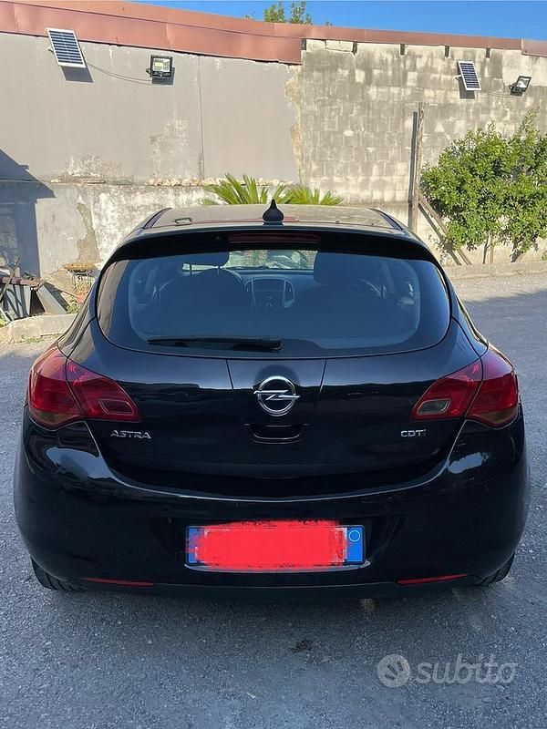 Nero Usata 2010 Opel Astra Tre volumi | 2500 € (Ottimo prezzo) - Immagine 1/4