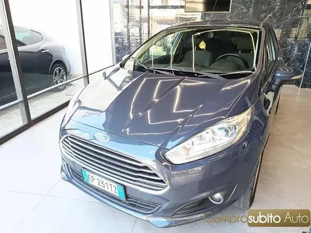 Usata Ford Fiesta 75 CV (55 kW) 2013 Blu Berlina