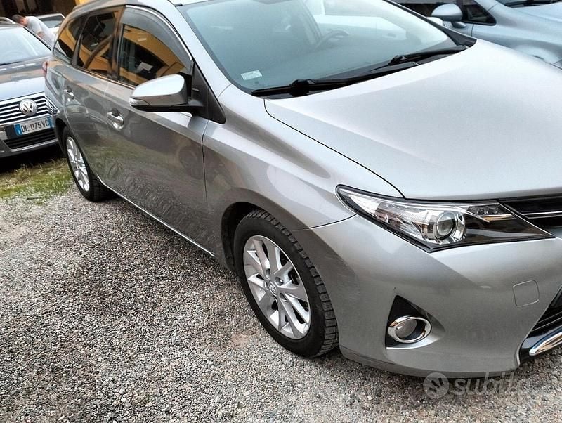 Usata Toyota Auris 90 CV (66 kW) 2014 Grigio Berlina