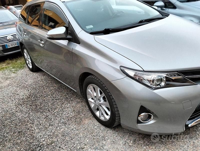 Usata Toyota Auris 90 CV (66 kW) 2014 Grigio Berlina
