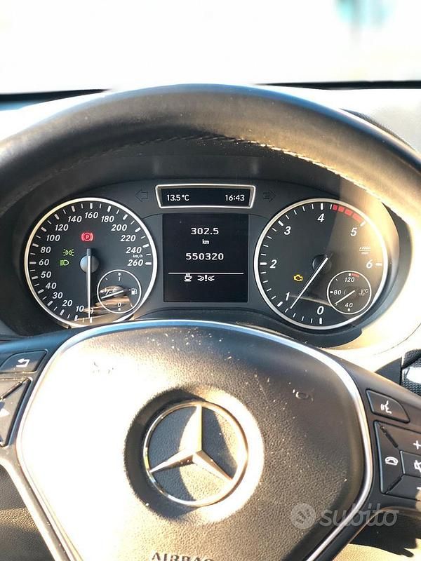 Usata Mercedes B180 109 CV (80 kW) 2013 Grigio Monovolume