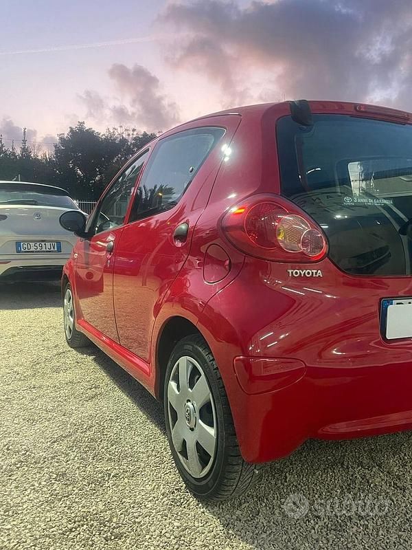 Usata Toyota Aygo Sol 68 CV (50 kW) 2009 Rosso Utilitaria