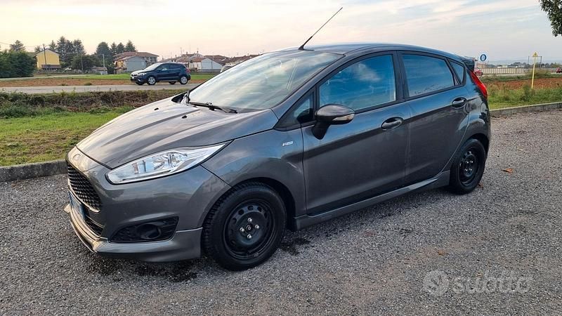 Grigio Usata 2016 Ford Fiesta ST-Line Berlina | 6700 € (Buon prezzo) - Immagine 1/4