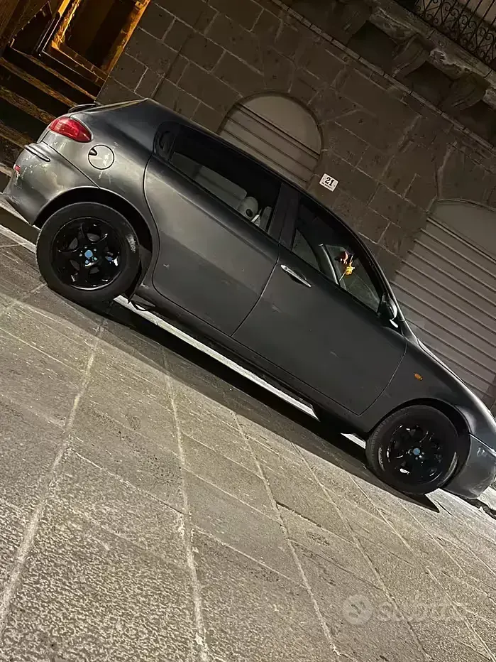 Usata Alfa Romeo 147 150 CV (110 kW) 2003 Bluazzurro Utilitaria