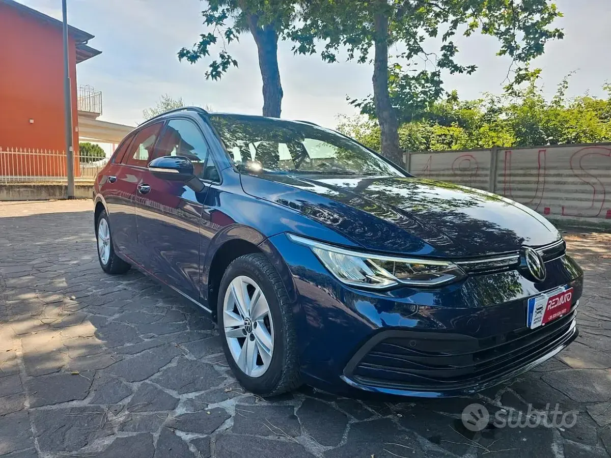 Usata VW Golf VIII Life 116 CV (85 kW) 2022 Blu Station wagon