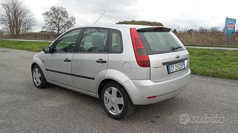 Usata Ford Fiesta 75 CV (55 kW) 2004 Grigio Utilitaria