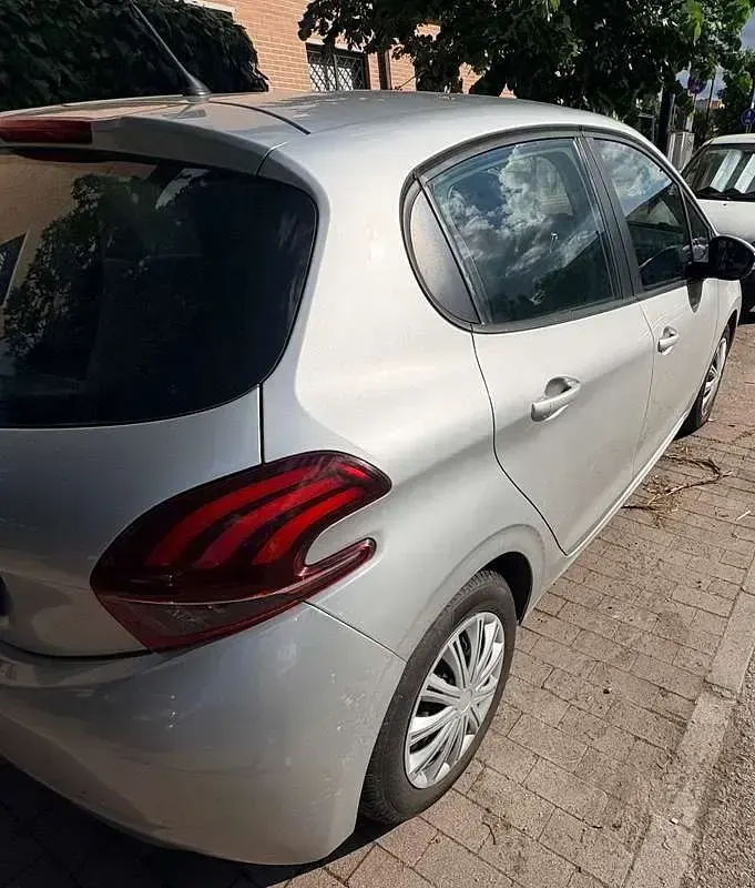 Usata Peugeot 208 Allure 82 CV (60 kW) 2015 Argento Utilitaria