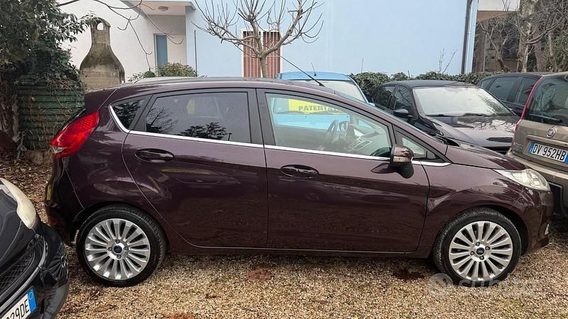 Usata Ford Fiesta Titanium 89 CV (65 kW) 2009 Rosso Utilitaria