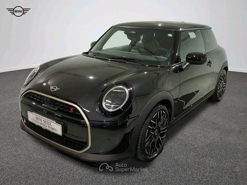 Midnight black ii Usata 2024 Mini Cooper Favoured Due volumi | 34.000 € (Buon prezzo) - Immagine 1/4