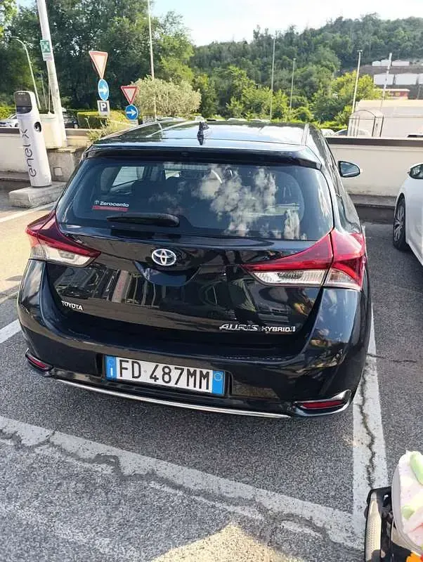 Usata Toyota Auris Hybrid Active 99 CV (72 kW) 2016 Berlina