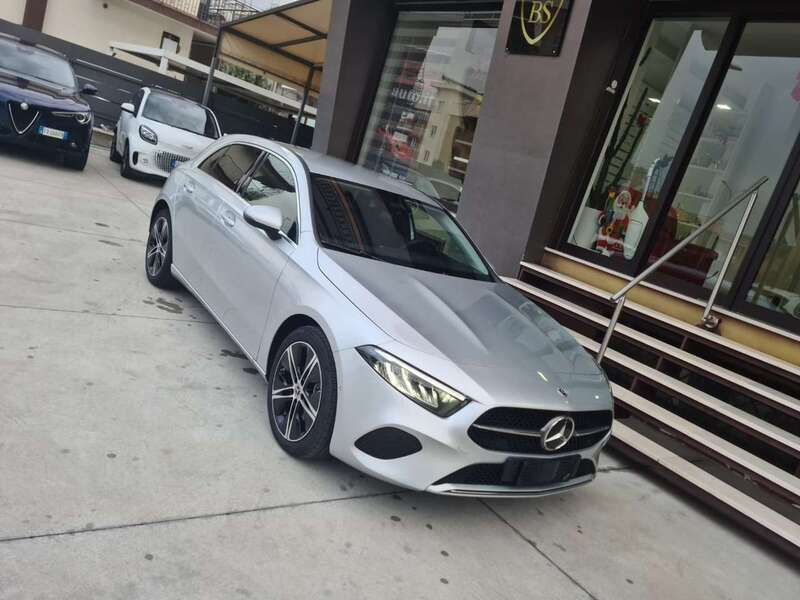 Grigio Usata 2023 Mercedes A180 Advanced Tre volumi | 31.990 € (Buon prezzo) - Immagine 1/4