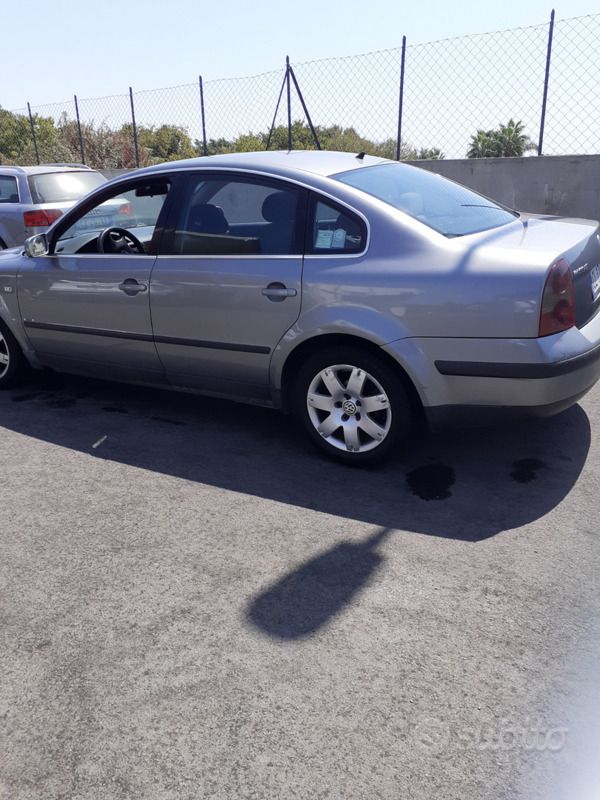 Usata VW Passat 101 CV (74 kW) 2004 Grigio Berlina