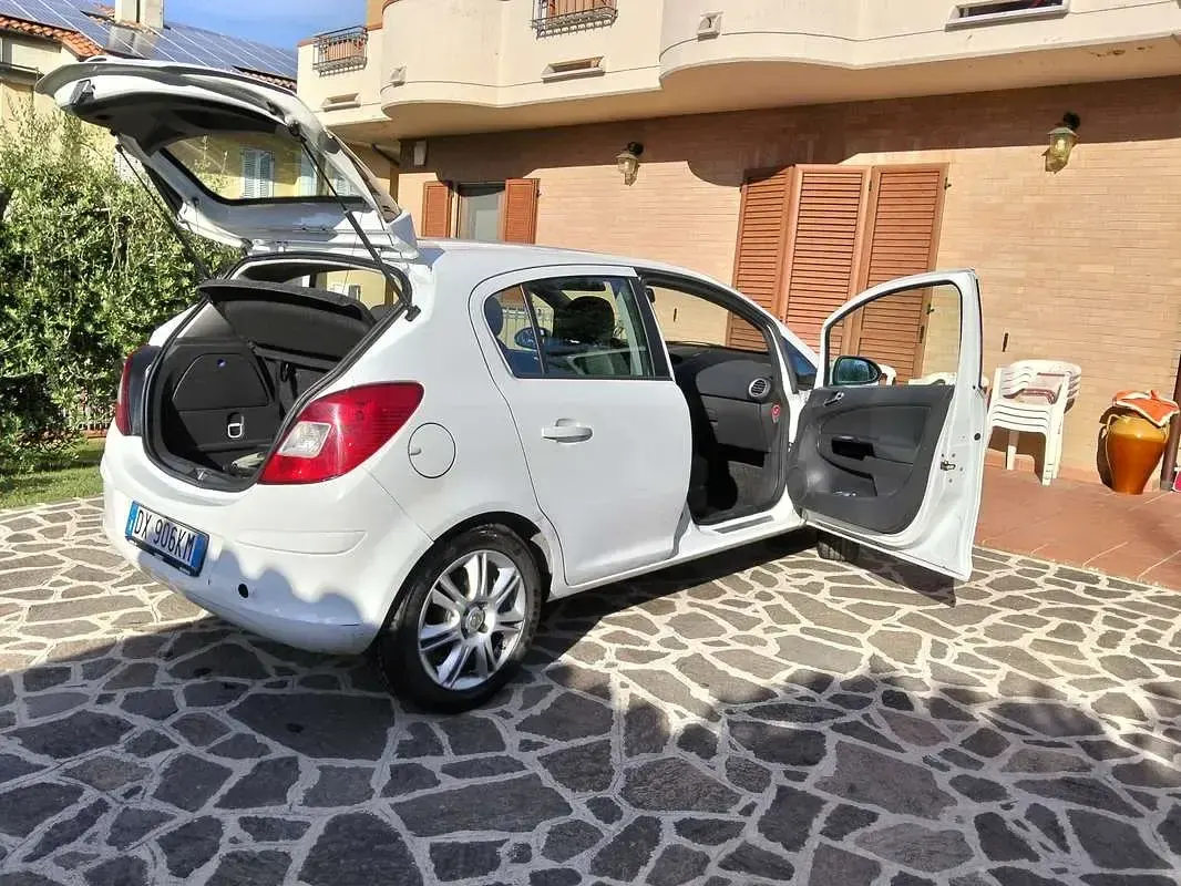 Usata Opel Corsa Cosmo 75 CV (55 kW) 2009 Bianco Utilitaria