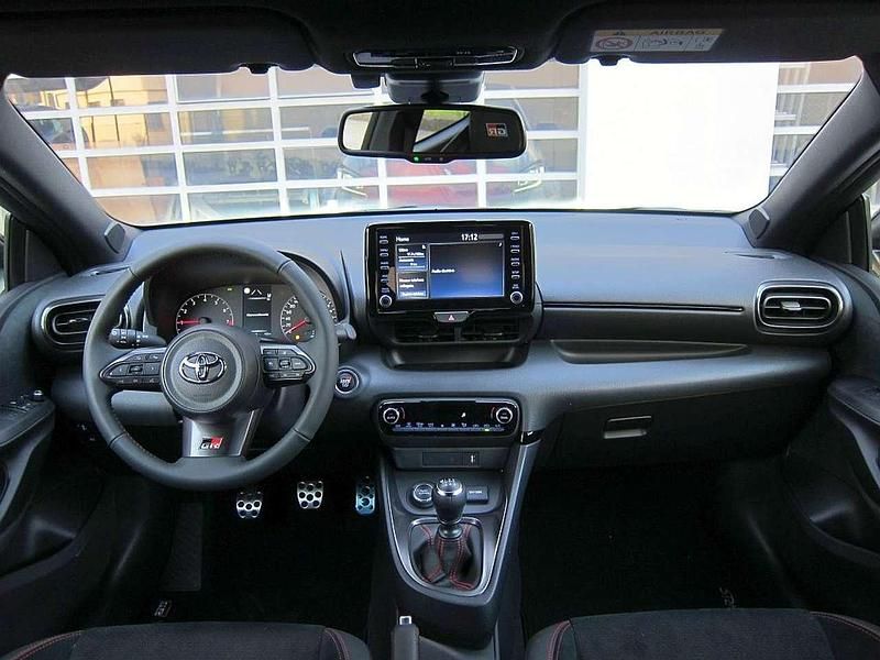 Usata Toyota Yaris 261 CV (191 kW) 2021 Precious black Utilitaria