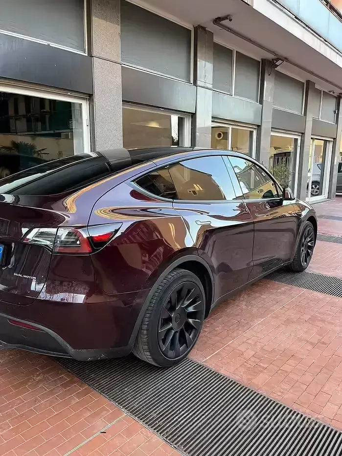 Usata Tesla Model Y 189 kW (258 CV) 2023 Rosso SUV