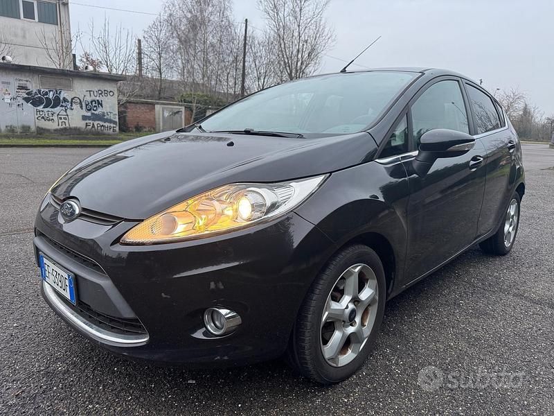 Nero Usata 2010 Ford Fiesta Titanium Tre volumi | 4500 € (Buon prezzo) - Immagine 1/4