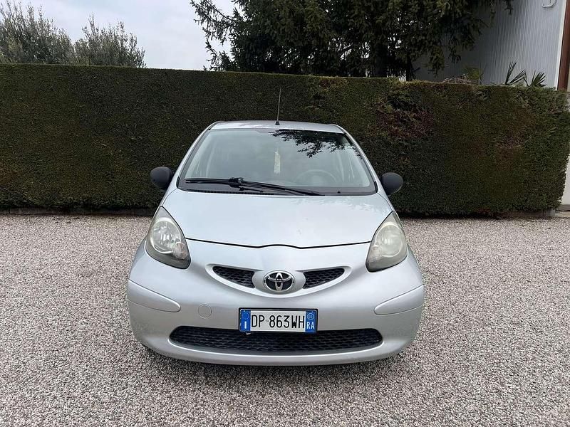 Usata Toyota Aygo 68 CV (50 kW) 2008 Argento Utilitaria